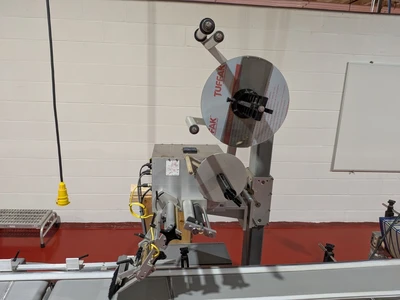 Universal Top and Bottom Label Applicator with Top-and-Bottom Transport Conveyor