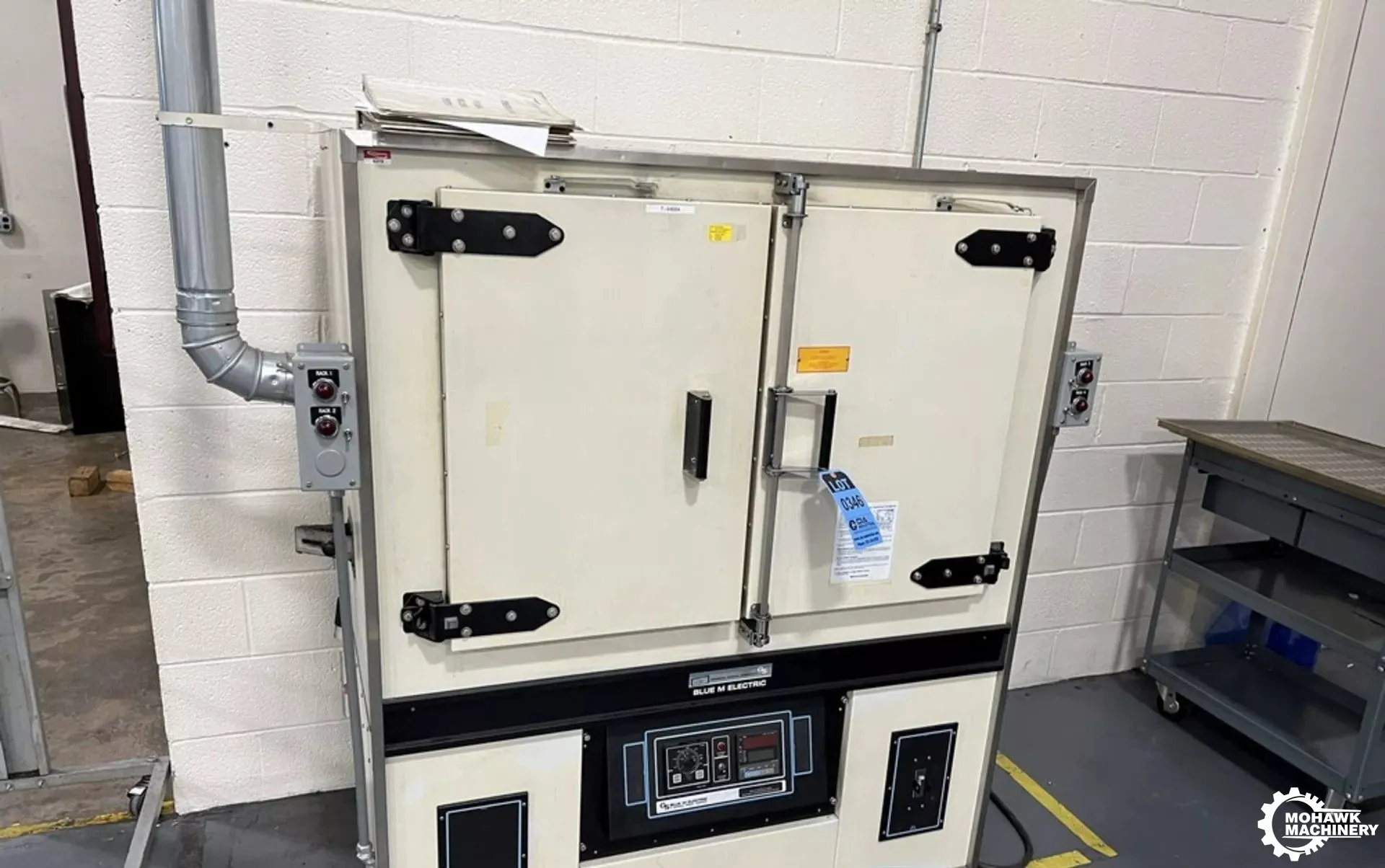 650-DEGREE LINDBERG/BLUE M “DC-136G” ELECTRIC BATCH OVEN