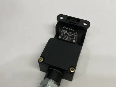 USED SCHMERSAL SAFETY INTERLOCK SWITCH & KEY 161157373