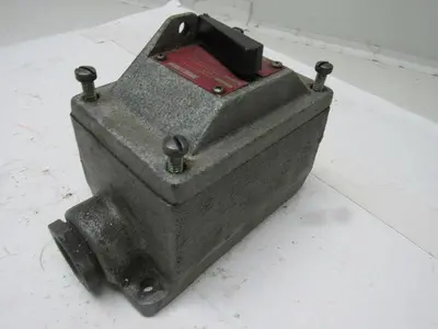 CROUSE HINDS EFDC 31105 120/240 VAC Explosionproof Circuit Breaker 20A  1" Hubs