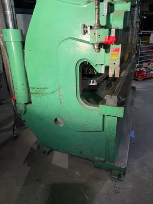 USED 1992 ACCURPRESS 717512