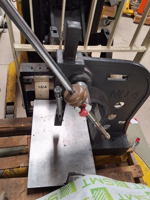 DAYTON ARBOR NO: 4 CAST IRON 4 TON PRESS