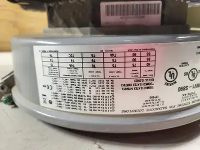 NEW CROUSE-HINDS VMVL-5-R3-UNV1