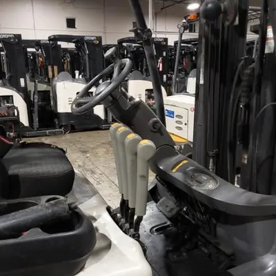 USED 2019 CROWN FC5225-60