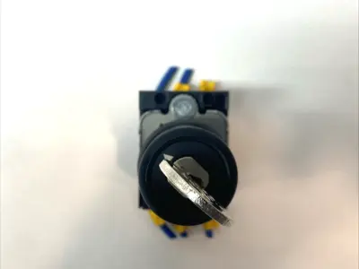 USED SIEMENS 3-POSITION LATCHING KEY SWITCH