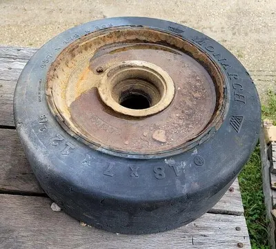 USED MONARCH FORKLIFT TIRES & RIMS