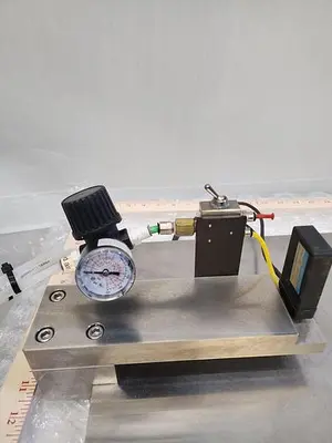 HEIDENHAIN ND281B Universal digital display unit with mt12p pneumatic gauge