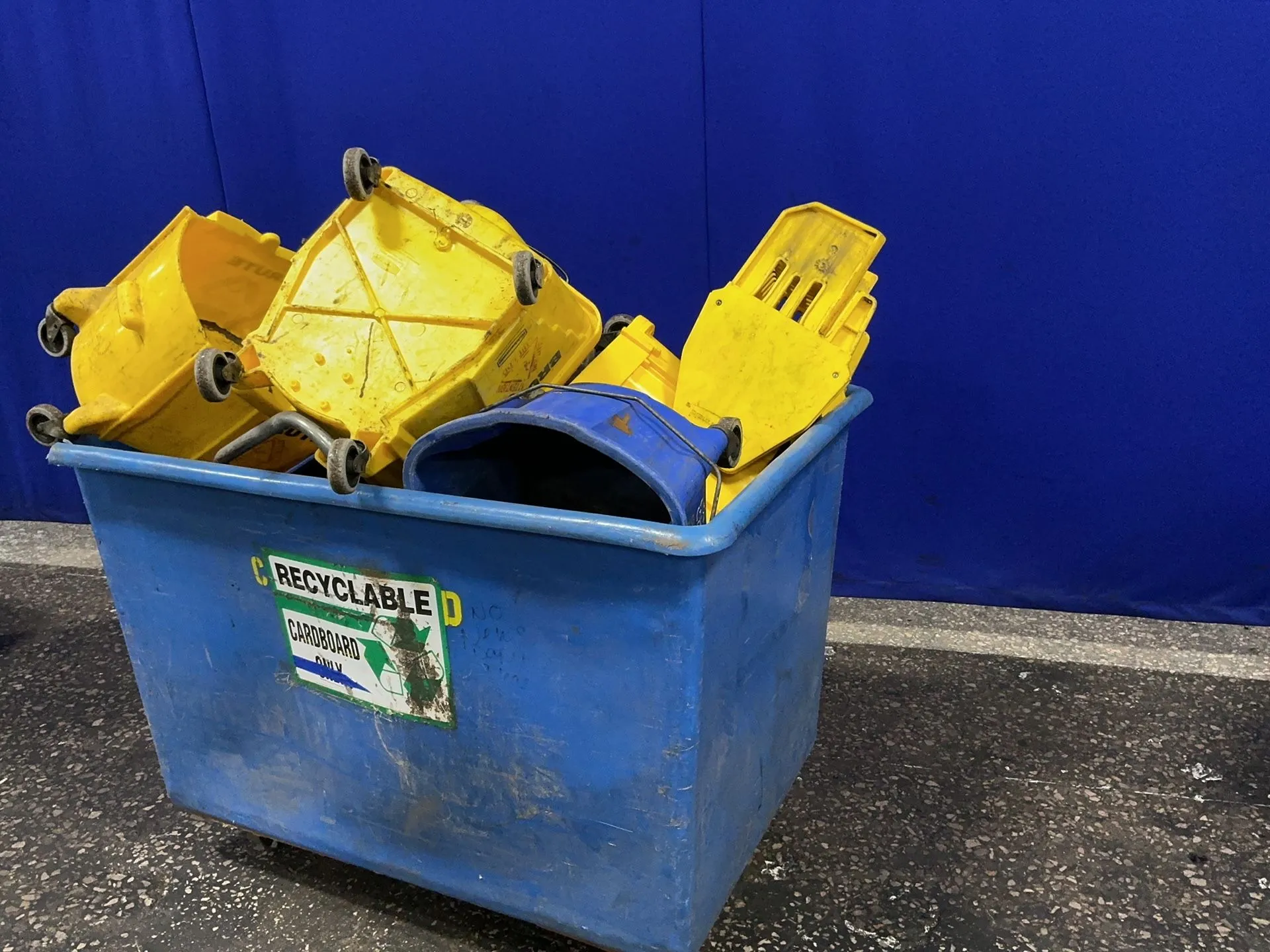 Used RUBBERMAID _UNKNOWN_ Miscellaneous MRO Ohio US | HGR 24 #1271882