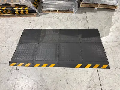 USED 2ND SHIFT LOT OF 400 FLOOR TILES, COMBINATION OF CENTERS AND EDGE PIECES.