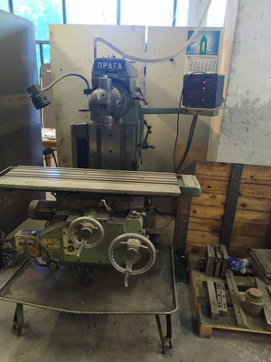 PRAGA Universal Mill, in good working condition, visible under power