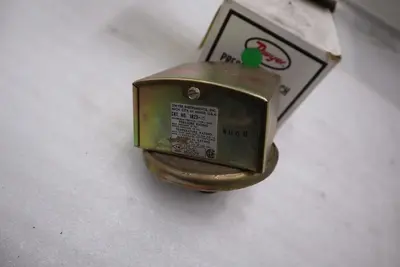 DWYER SERIES 1800 PRESSURE SWITCH 1823-0 - NEW IN BOX - STOCK 3128CC