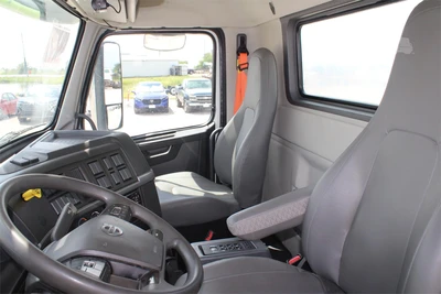 Used 2019 VOLVO VHD104B200 Cab Chassis trucks Texas US | Roll Off Truck World #1492007