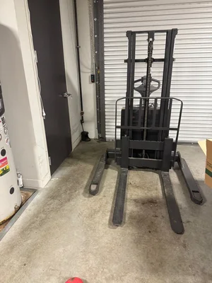 Toyota Walkie Pallet Stacker Model: 8BW513 GREAT CONDITION!