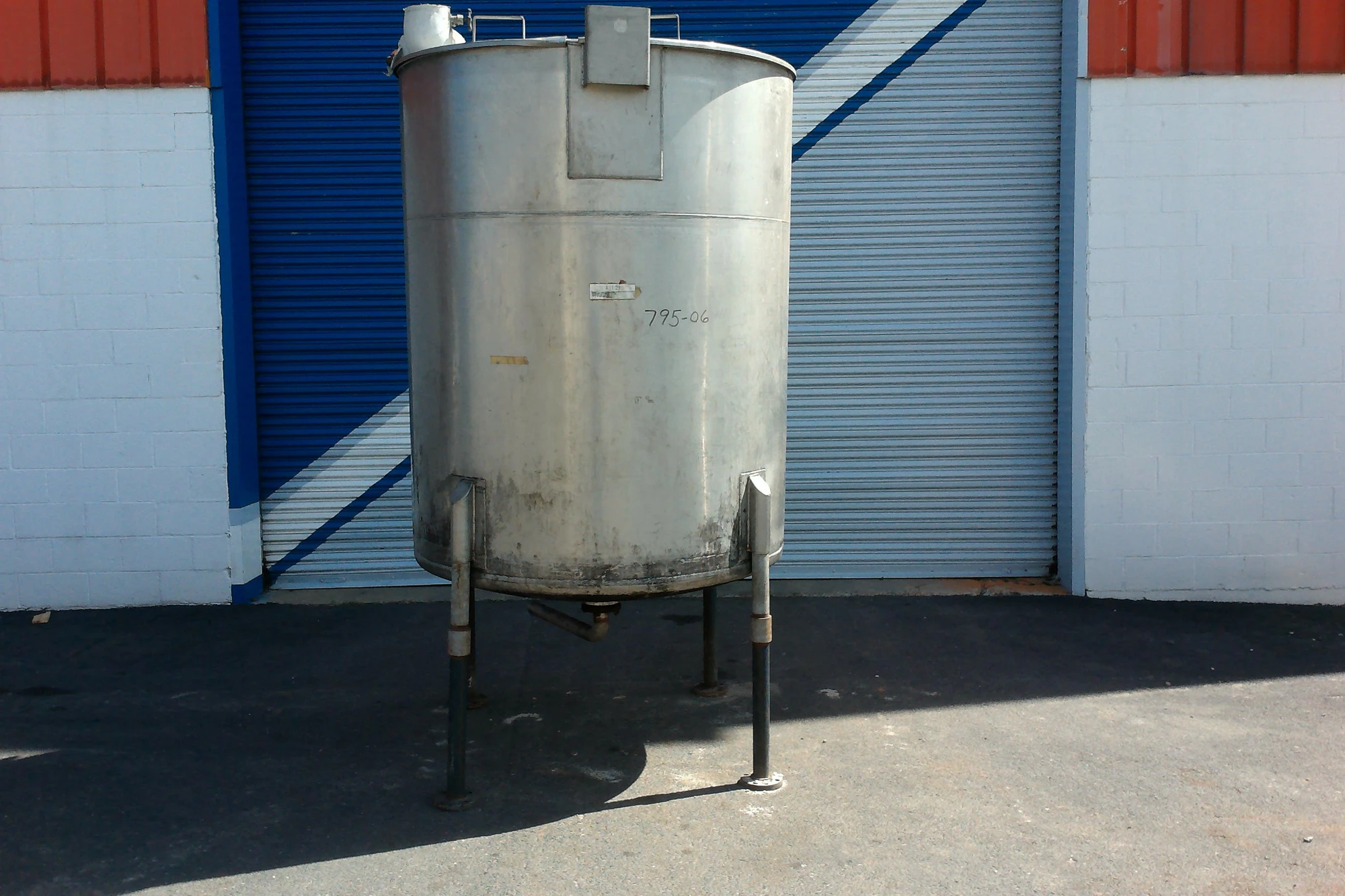 700 Gallon 304 Stainless Steel Tank, 4'9" Dia. X 5'10" Straight Side,