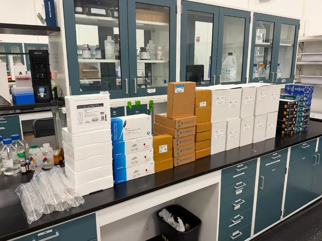 Used _UNKNOWN_ _UNKNOWN_ Supplies and Labware Rhode Island US | Federal Equipment Company #1347656