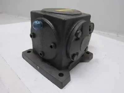 Boston Gear R137-CM1 Gear Reducer 1:1 Ratio 1750 input/output RPM, Right Angle