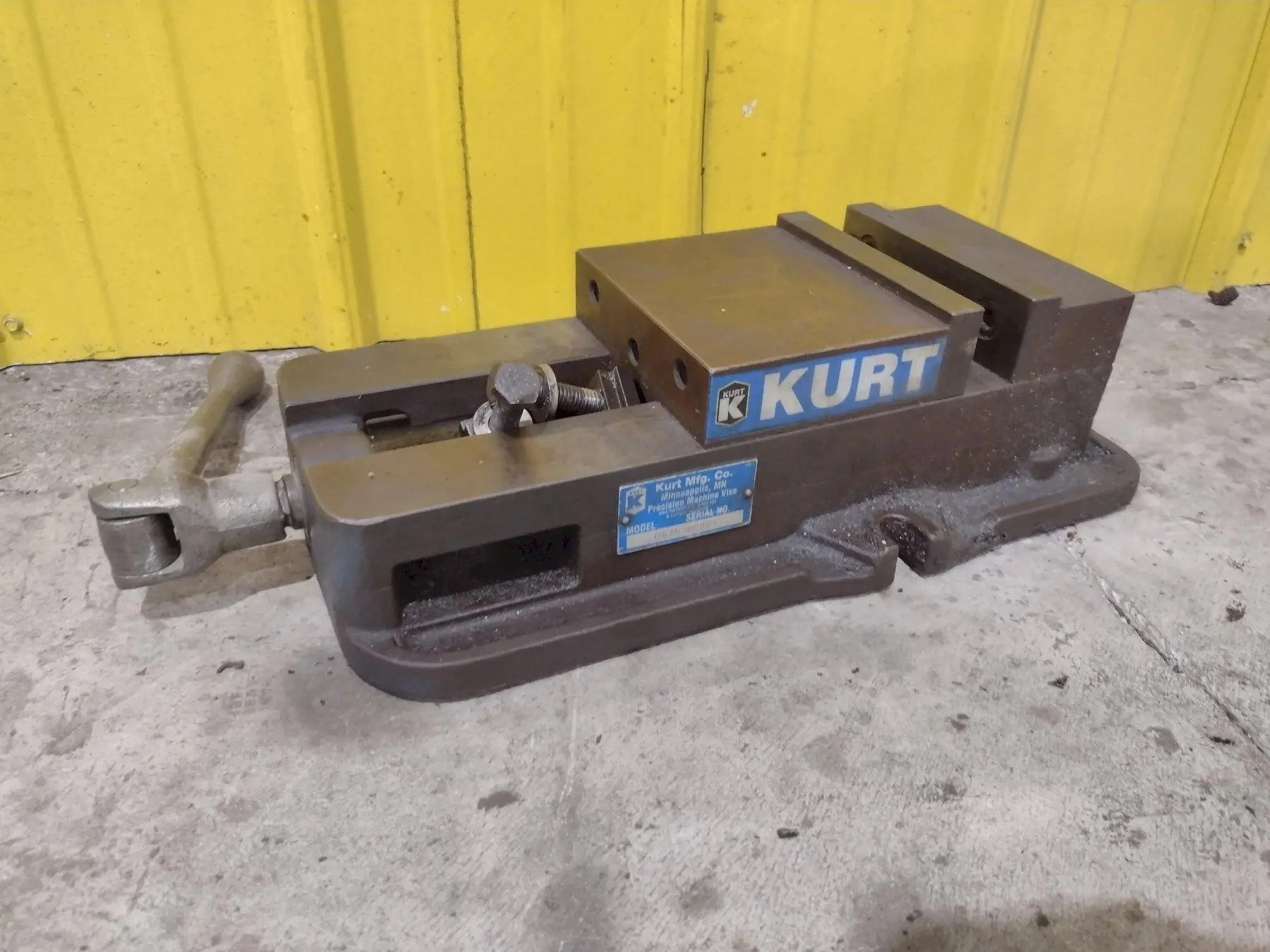 6" KURT MODEL #D675 PRECISION MACHINE VISE W/ SWIVEL HANDLE: STOCK #23448