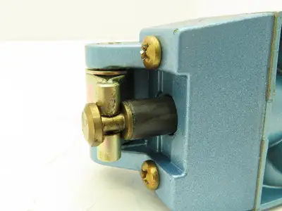 S3L0ACX2 Skinner Directional Control Valve 5/3 Spring Return 150 PSI Pneumatic