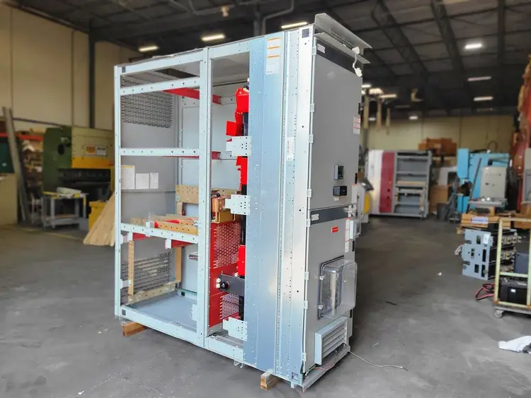 Used SQUARE D POWER-ZONE 4 Switchgears British Columbia CA | Lenmark #239374