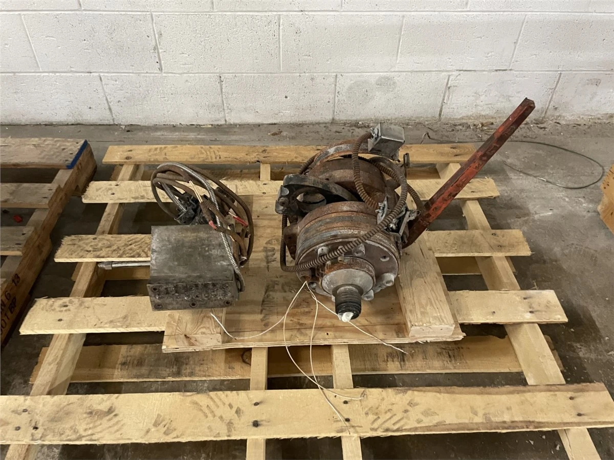 Used 6" Strand Die With 2.5" Beringer Manual Screen Changer 8 Hole With Replaceable Face