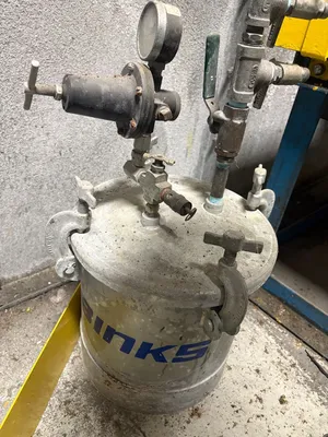 BINKS 2-GALLON PRESSURE POTS | Levy Recovery Group (1)