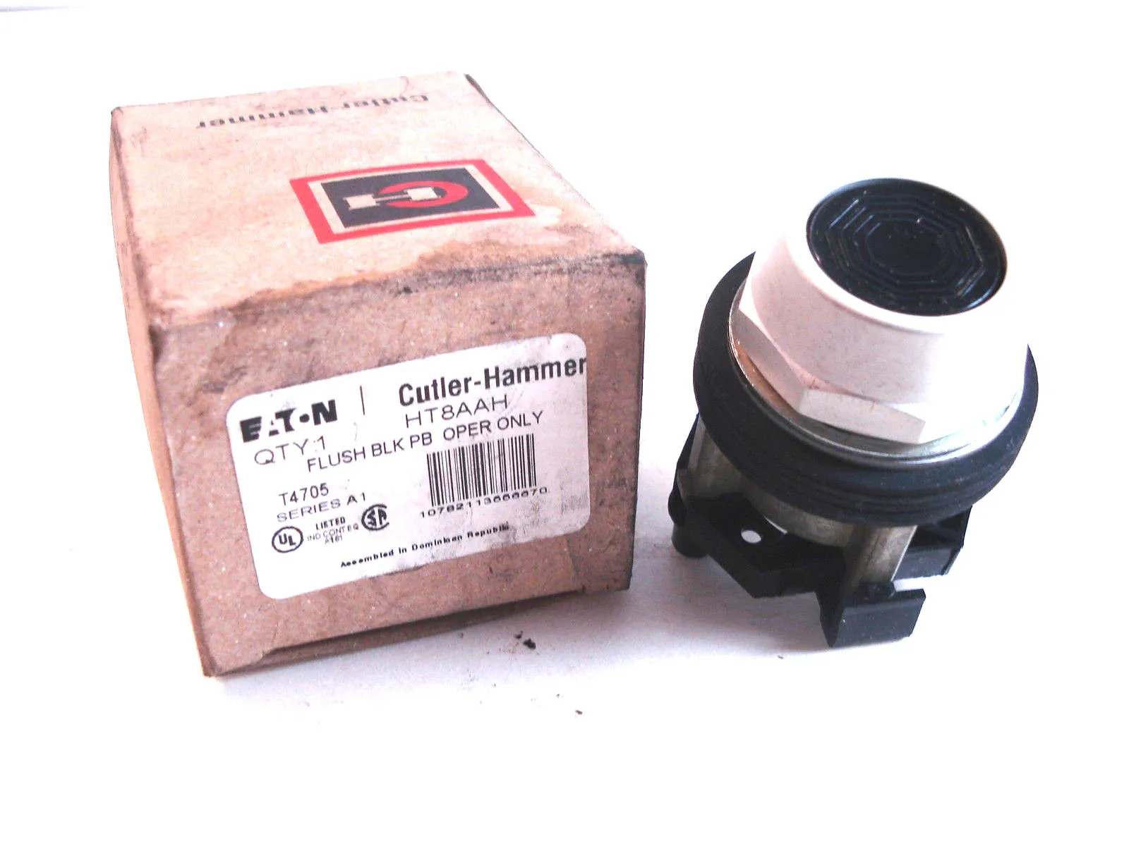 NEW CUTLER HAMMER HT8AAH FLUSH BLACK PUSHBUTTON