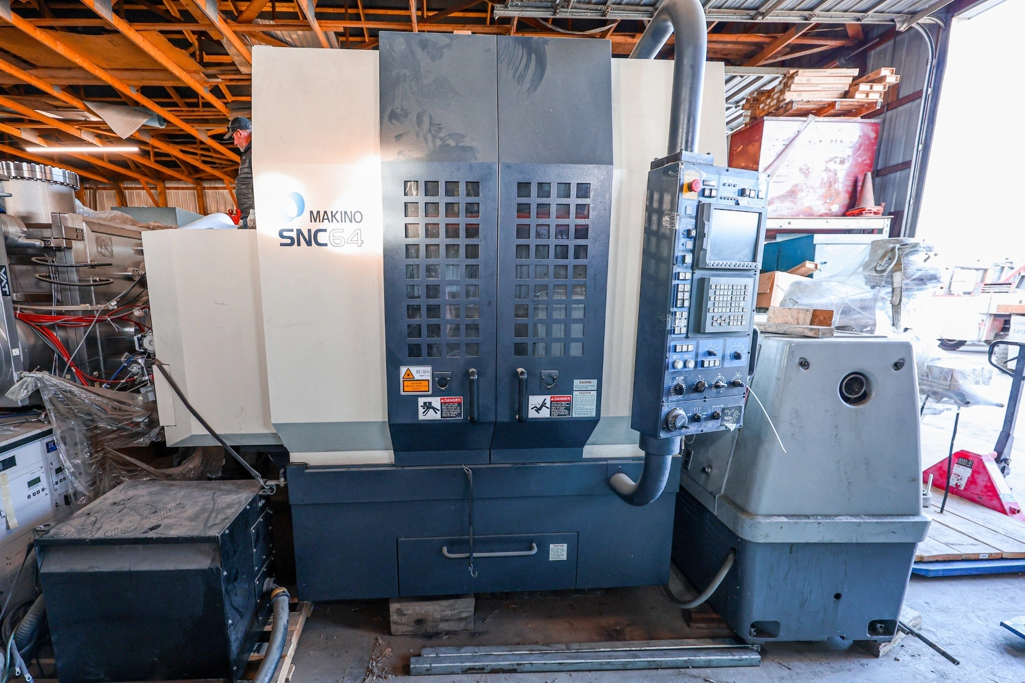 Used MAKINO SNC64 | Vertical Machining Centers
