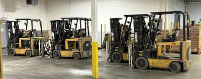 CATERPILLAR EC25K, 5,000 LB. 48 VOLT ELECTRIC FORKLIFTS W/CASCADE SHEET-SAV PUSH/PULL EXTENSION FORK ACCESSORY