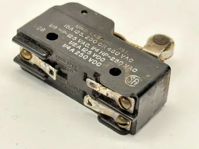 BZ-2RW822 | MicroSwitch  Limit Roller Switch 15A 125/250/480VAC 7203 - Used