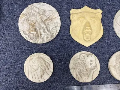 3364-700 DUPLICATING PLATES – 27 COMPOSITE HAND CARVED MEDALLIONS, JEWELRY