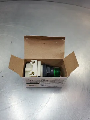 SQUARE D 9001 SK2L1G Ser. H Green Illuminated Pushbutton. 4B-24