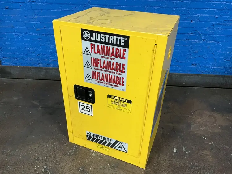 Used JUSTRITE _UNKNOWN_ Cabinets Ohio US | HGR 24 #1185823