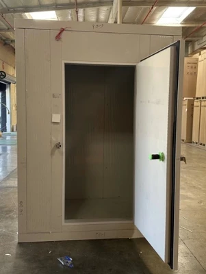171-0064 4’ x 6’ Walk In Cooler Box with Floor