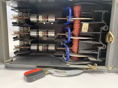 USED SQUARE D SER. E1 FUSIBLE TWIN SWITCH PANELBOARD DISCONNECTOR UNIT 100A