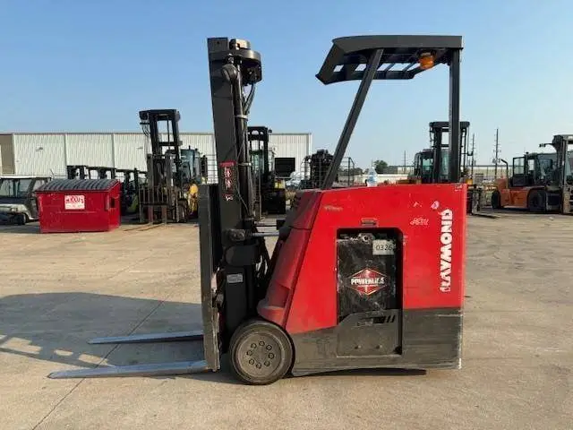 Used RAYMOND 425C35TT 3-Wheel Stand up Electric Counterbalance Forklifts Illinois US | Somerset Equipment Sales #1546198