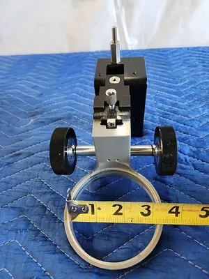 MICROSCOPE FOCUSING MOUNT