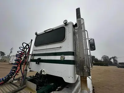 USED 2011 PETERBILT 384