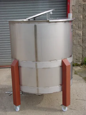 2700 L S/S Enclosed Tank