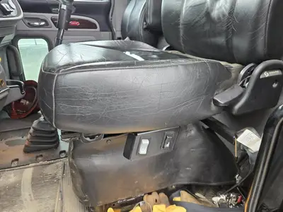 USED 2023 PETERBILT 389