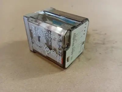 NEW ALLEN-BRADLEY 700-HB32Z24