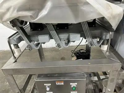 Vibratory Conveyor with Spray Nozzles