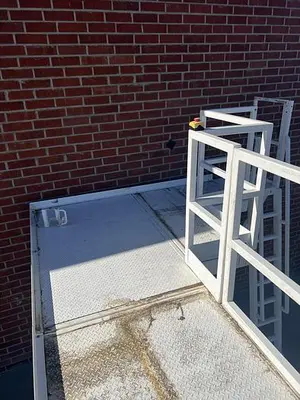 USED HEAVY DUTY CORNER MEZZANINE / MACHINE PLATFORM  154" X  117" X  136"