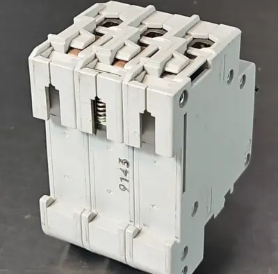Allen-Bradley 1492-CB2 G040 H1 Series A Circuit Breaker 4A loc4C13