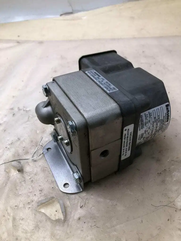 Barksdale DPD2T-M18SS Pressure or Vacuum Actuated Switch 60PSI 250VDC 480VAC