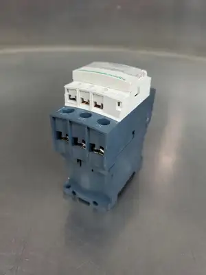 SCHNEIDER TELEMECANIQUE LC1D32BD Contactor, 24VDC. 4E-38