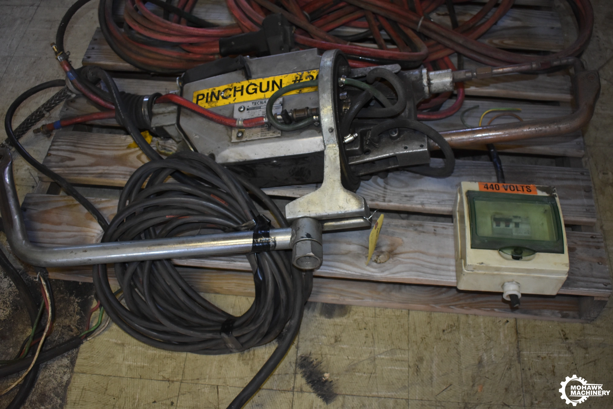 63/23 KVA TECNA "3323" MEDIUM DUTY AIR-OPERATED PORTABLE WELDING GUN FOR A ROBOT