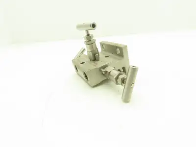 Swagelok SS-V3NBF8-FL-G Stainless 3-Valve Instrument Manifold 1/2" NPT Ball Tip