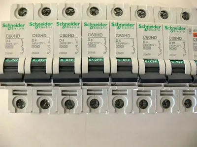 USED LOT OF 9 CIRCUIT BREAKERS, 7 SHNEIDER ELECTRIC, 1 MERLIN GERIN, & 1 ABB