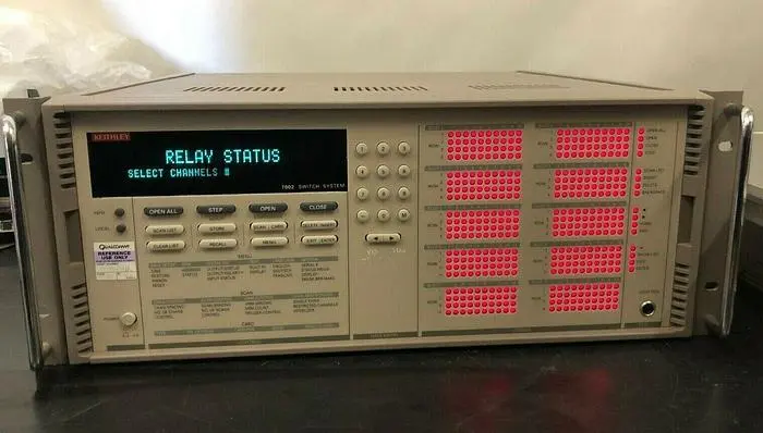 KEITHLEY 7002 SWITCH SYSTEM WITH 10 KEITHLEY 7012-2 4X10 MATRIX CARDS