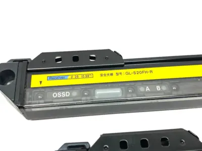 USED KEYENCE FLAT TYPE LIGHT CURTAIN SET, 20-BEAM AXES, RECEIVER & TRANSMIT.